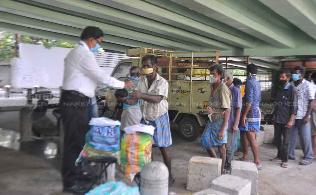 Volunteers who help the hungry people by giving food