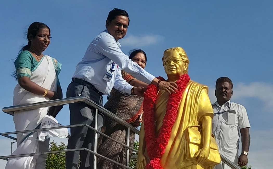 medical college principal paid respect to statue of Dr. Muthulakshmi Reddy
