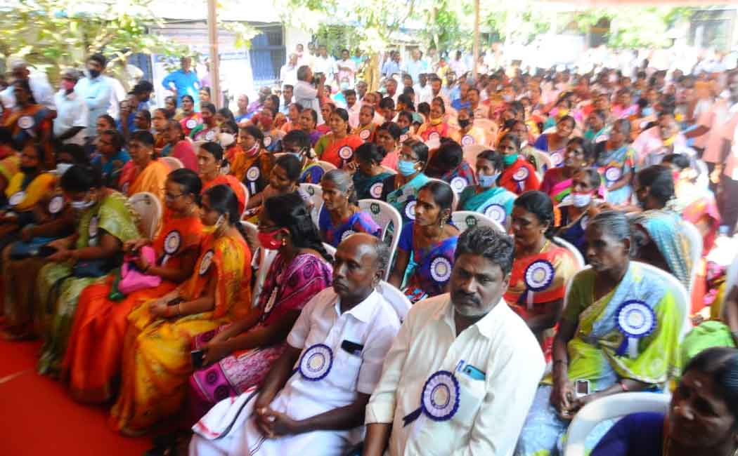 Hunger strike by public sector day laborers ... (Pictures)