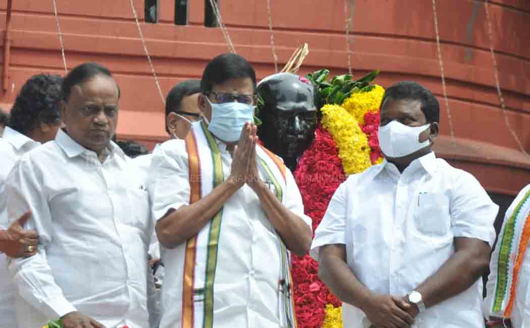 Minister respects Kamaraj statue!