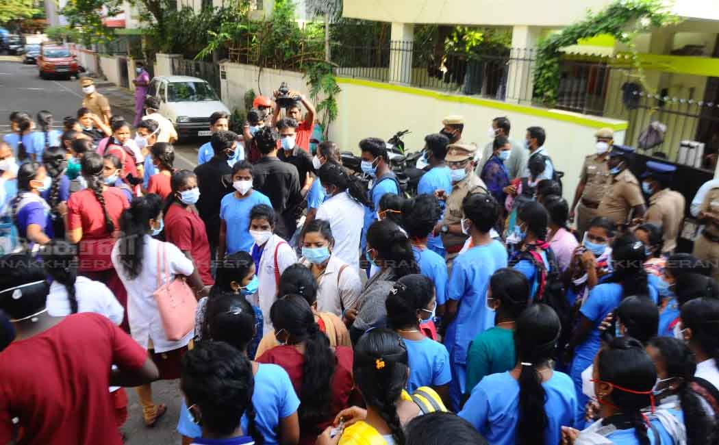 Doctors who tried to besiege the minister's house