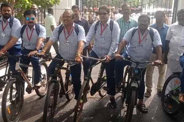 puducherry dmk mla came legislative assembly in school uniform