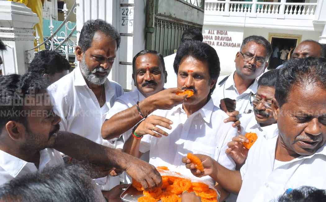 AIADMK party workers celebrate with sweets (Pictures)