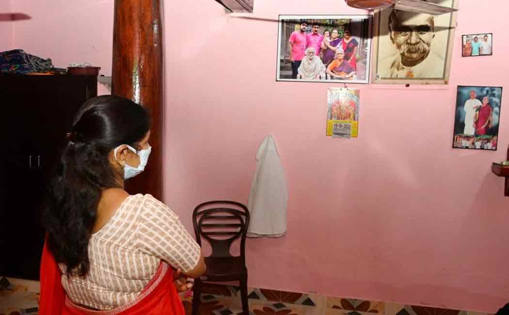 Kanimozhi MP pays tribute to Kira's body in Thoothukudi