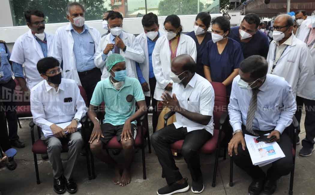 Minister who visited and greeted government doctors
