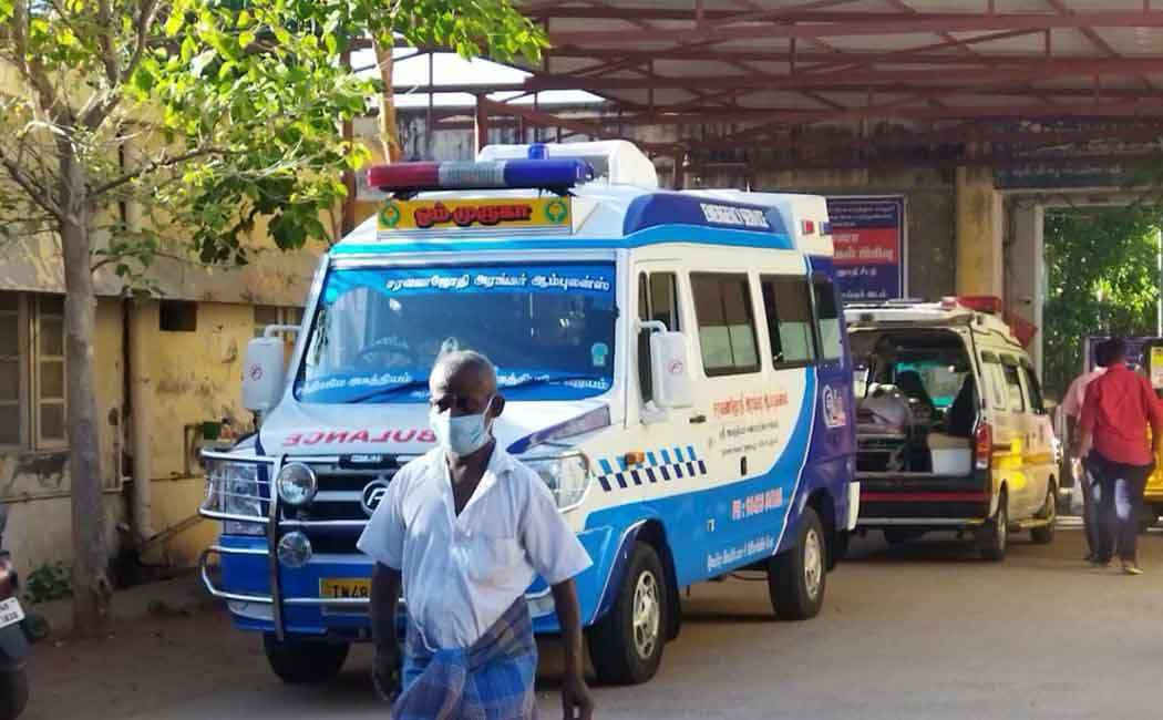 Bed shortage due to increase in number of patients! Patients waiting in the ambulance