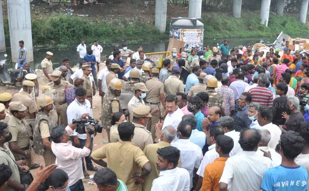 Demolished houses! RA Puram people cooking on the street (Pictures)