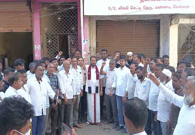 The party flag was hoisted at the party headquarters. General Secretary M. Tamimun Ansari!