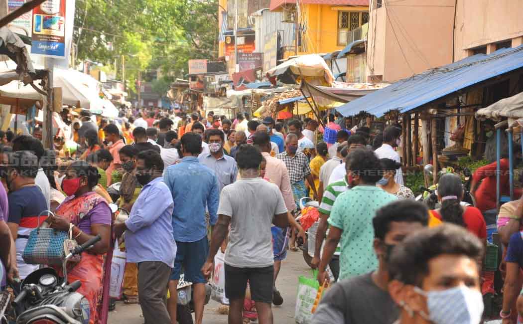 People who flew the restrictions in the air and gathered in the market