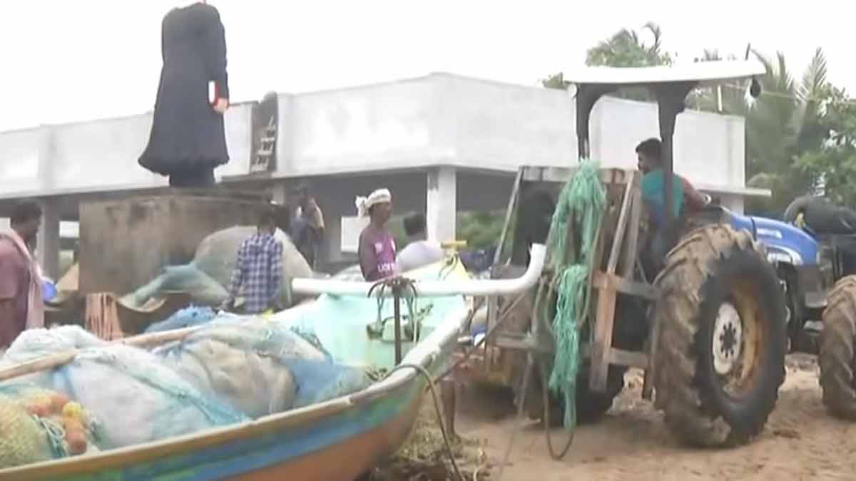 Storm echoes; Fishermen protecting the boats