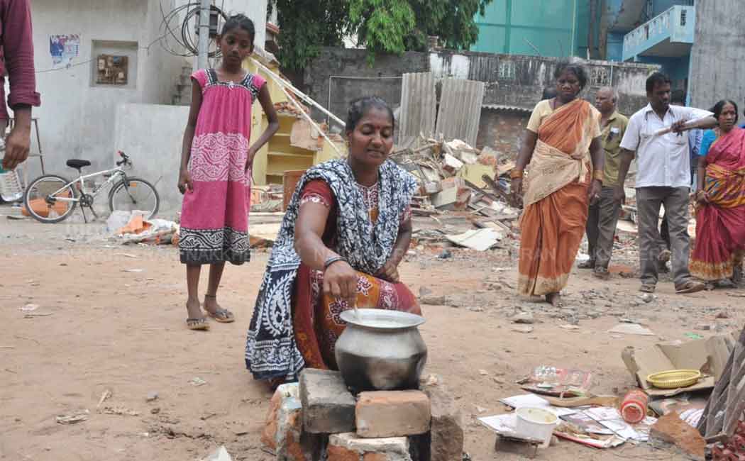 Demolished houses! RA Puram people cooking on the street (Pictures)