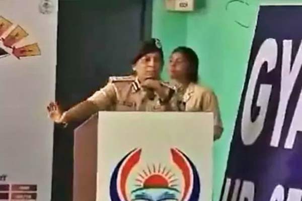 madhya pradesh DIG speaks students about giving birth to beautiful child