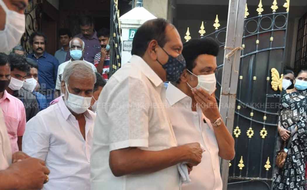 Chief Minister paid personal tribute to the body of the late Nallamanayudu!