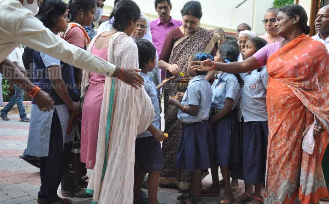 Sasikala celebrates Christmas at a old age home
