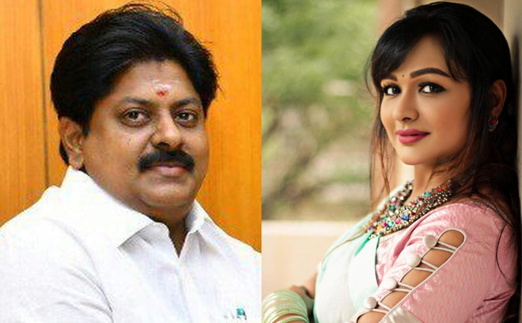 actress shanthini protest infront of former minister manikandan house
