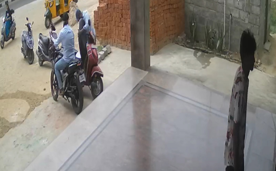 Robbery of Rs. 3 lakh kept in a two-wheeler at the hospital gate
