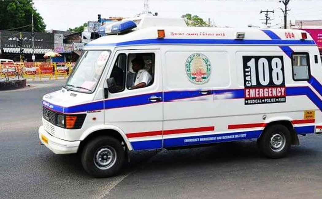 Relatives who struggled to keep the girl in the ambulance! Sealed hospital!