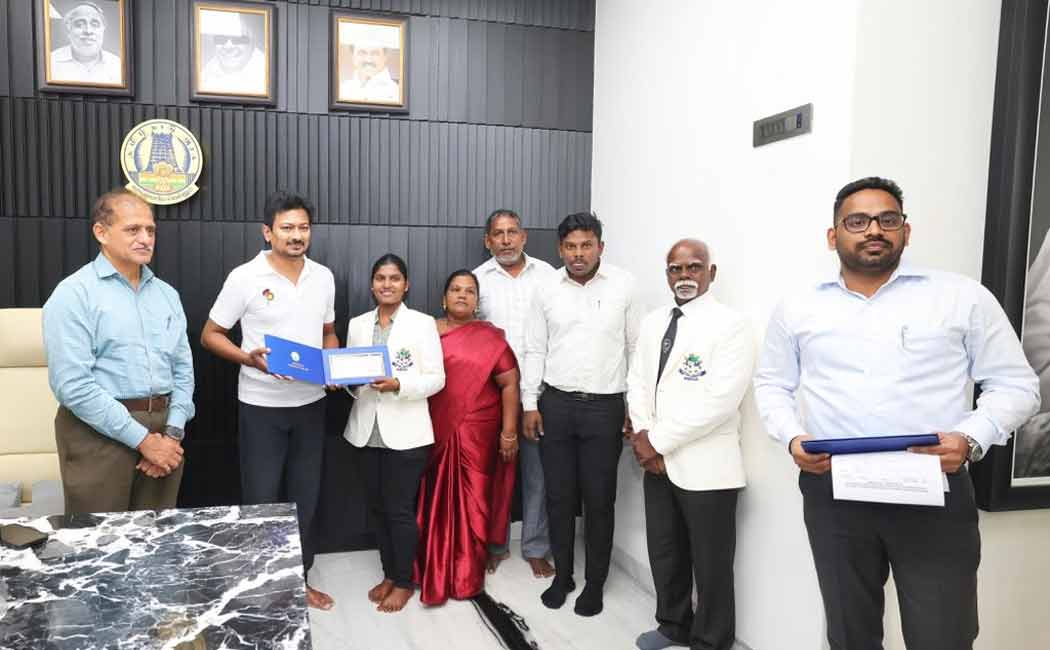 Cash prize for carrom player Kasima on behalf of TN govt