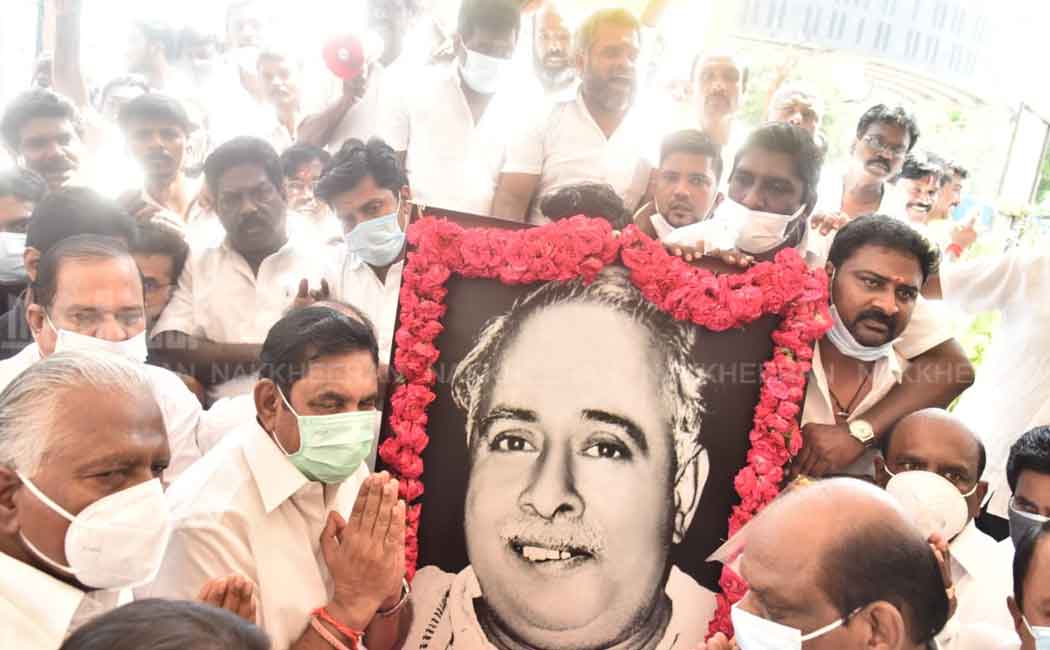 Brother's birthday; Palanichamy who paid homage by sprinkling flowers