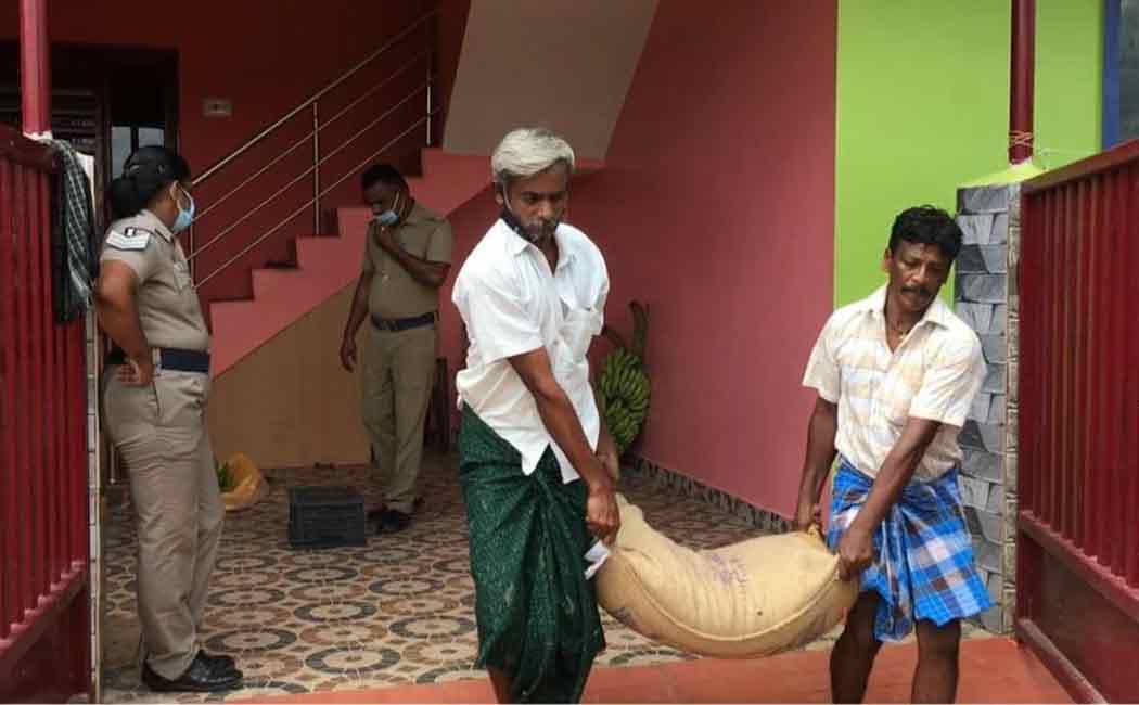 Humanitarian action of the police couple ..! Public, high officials praise ..!