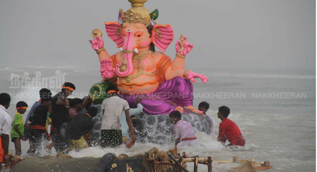 Vinayagar's statues were marched on the road !!