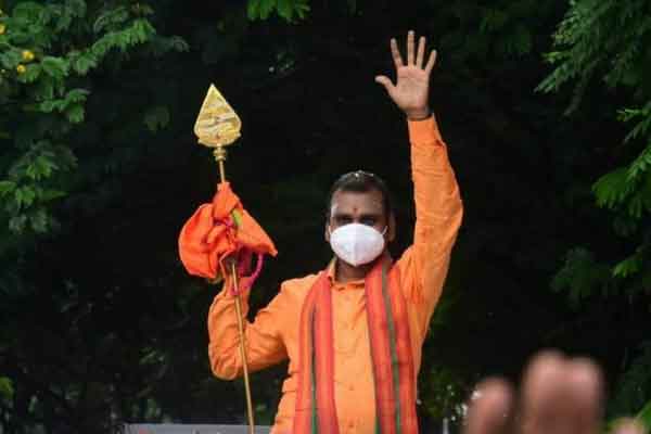 Supporters of L. Murugan reports going to the BJP