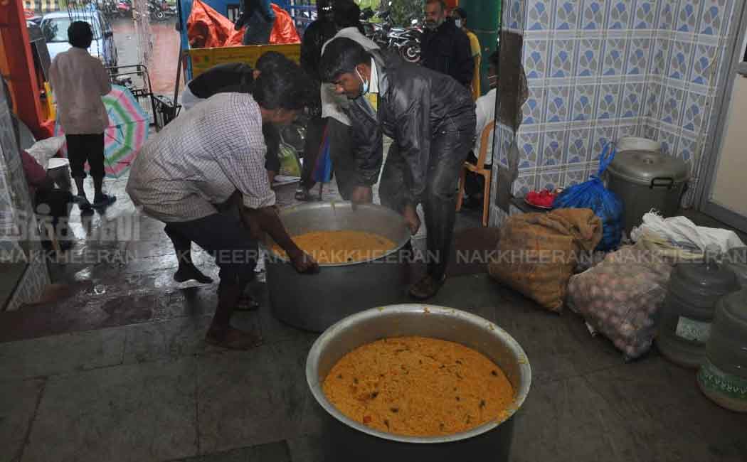 Officials feeding the affected people