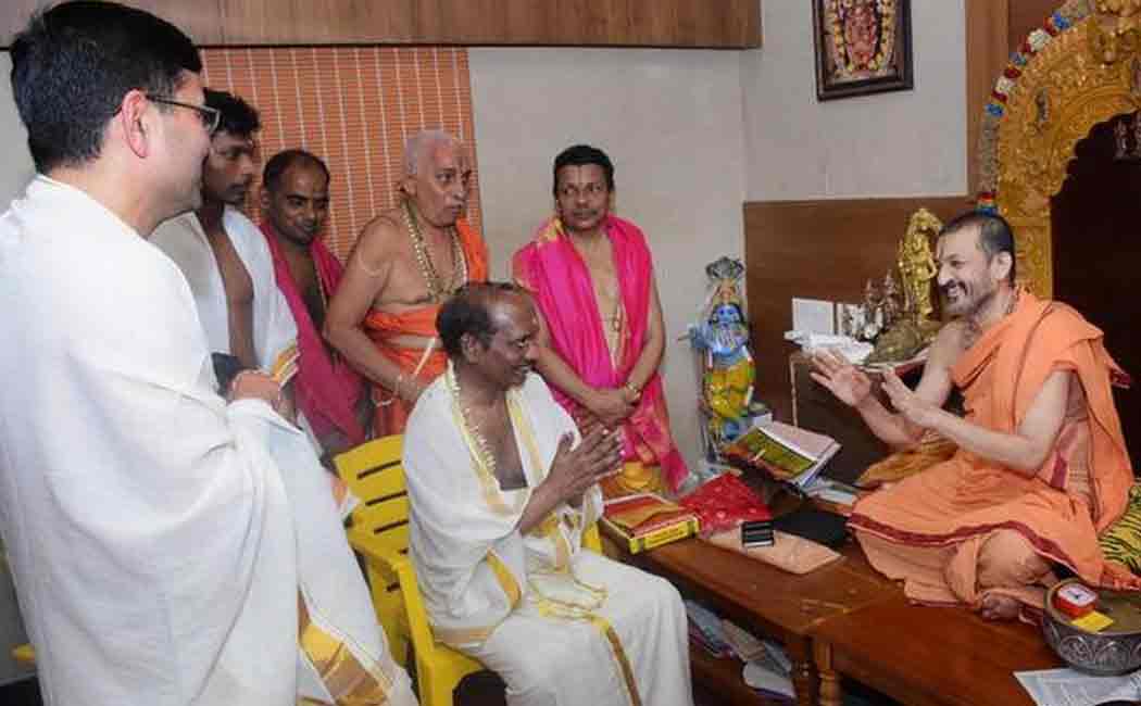 isro chairman visits udupi krishna temple ahead of chandrayan 2 launch