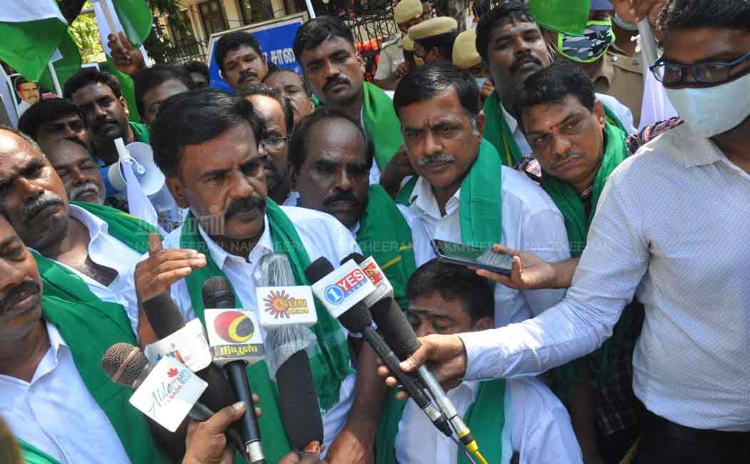 Merchants support delhi farmers