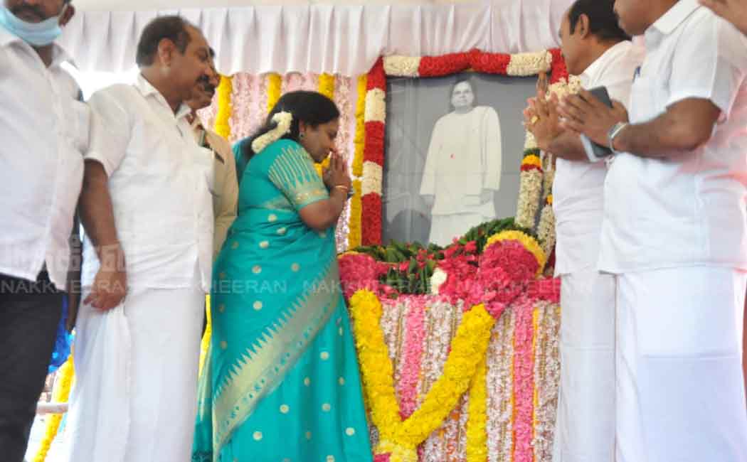 Leaders who paid floral tributes to the portrait of Muthuramalingam thevar