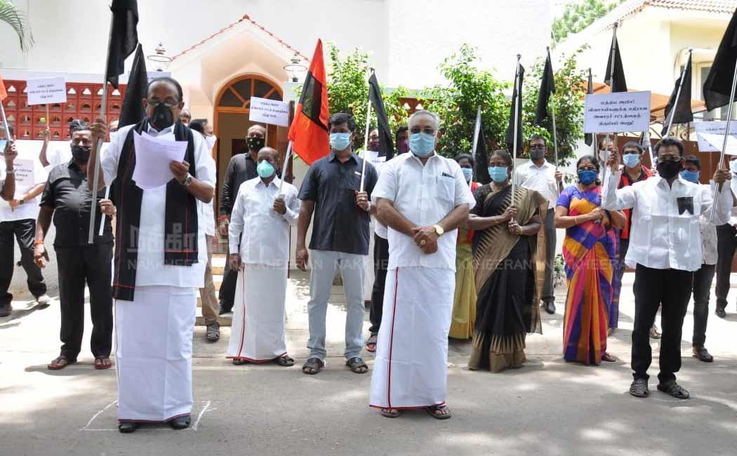 Vaiko demonstrates against emergency laws