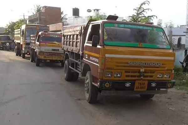 Villagers capture lorries and tractors ..!