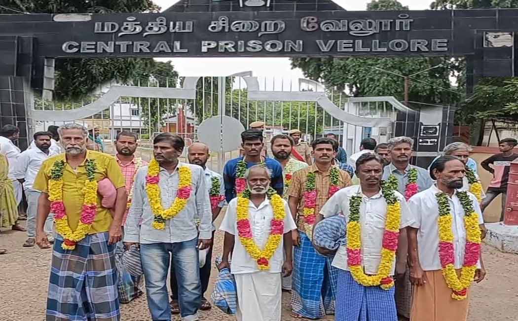 Social workers welcomed the bailed farmers with garlands