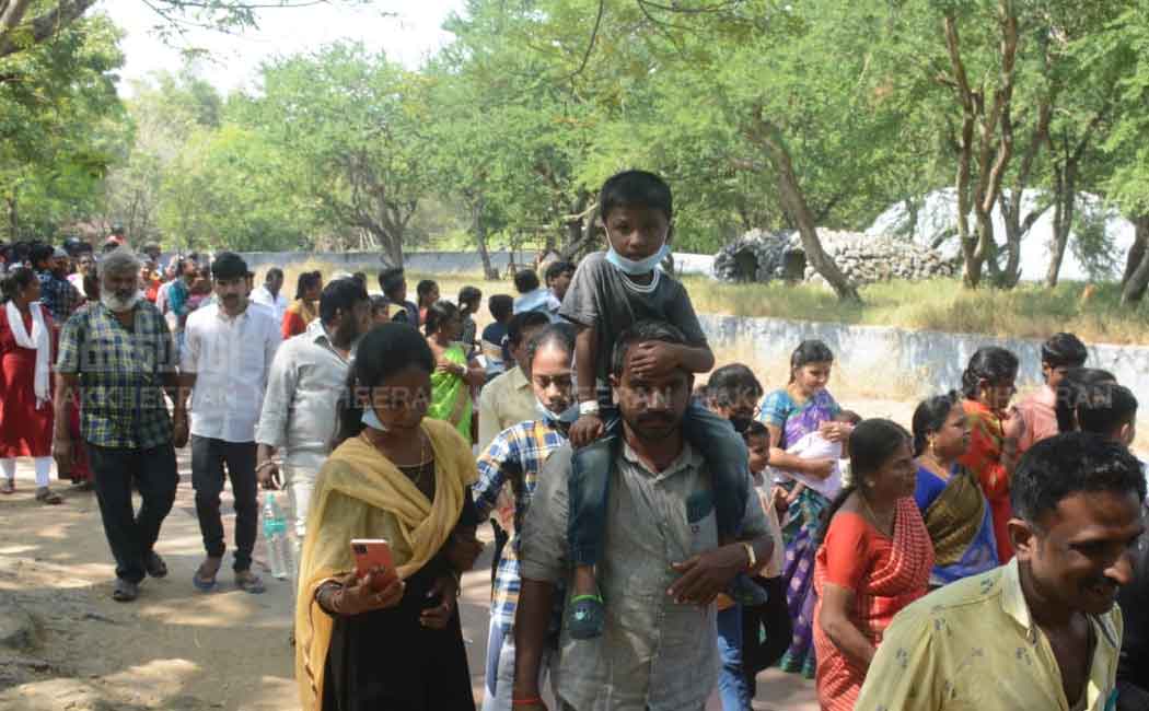 Vandaloor Zoo Full of People