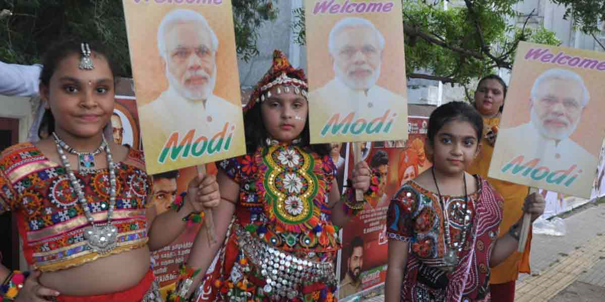 Welcome to Modi ... AIADMK flags that do not catch the eye!