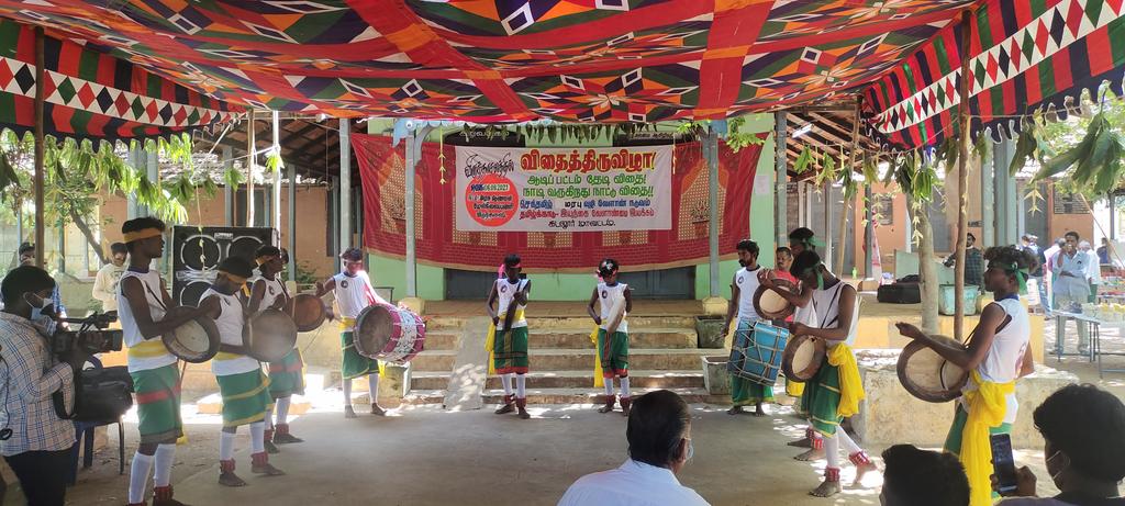 People support the Seed Festival which restores the traditional seeds and spreads the traditional food!