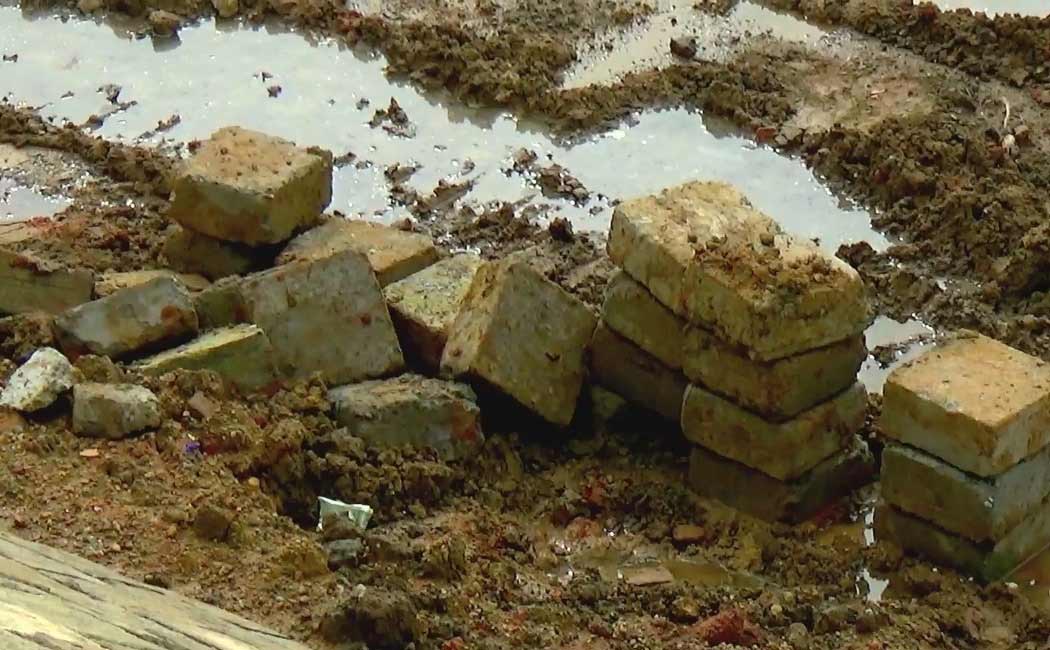 Mannargudi, the surrounding wall around the pond collapsed within four days