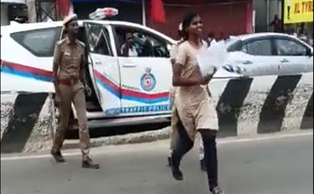 traffic police helped the student who was in trouble reach the NEET examination center