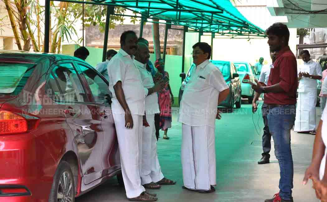 Thambidurai MP met O.P.S. at his residence