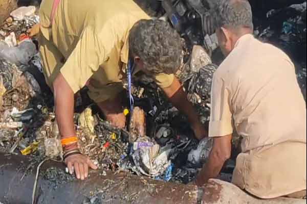 sanitation workers go into the canal to remove garbage without protective equipment in vellore