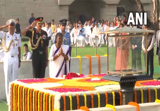 President, Prime Minister pay respects at Mahatma Gandhi Memorial!