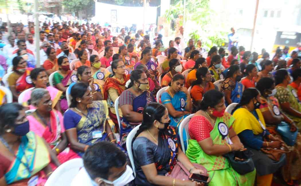 Hunger strike by public sector day laborers ... (Pictures)