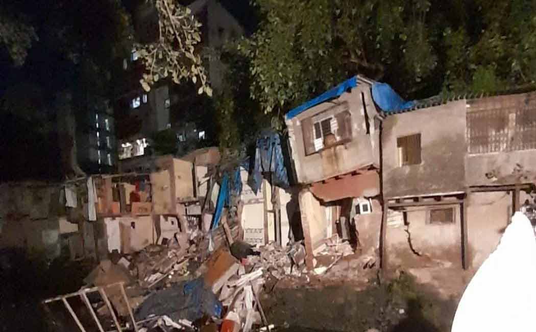 Seven houses collapsed in succession; Affected by metro works