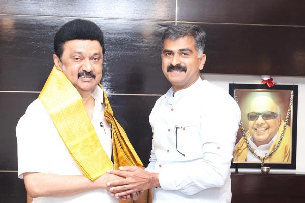 Durai Vaiko MP gave an invitation to his daughter's wedding by cm stalin