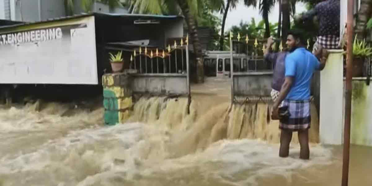 Kumari staggering in the flood ... 2 National Rescue Troops Quick!