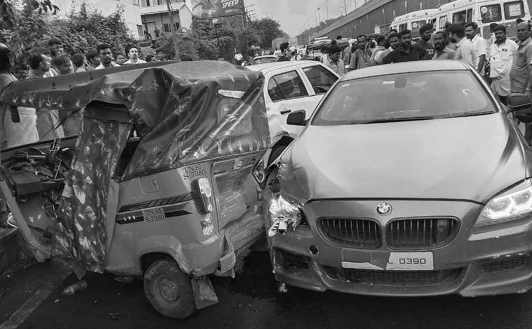 Luxury car collision Tragedy befell those waiting for the bus