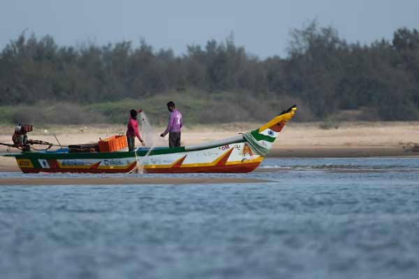 Tamil Nadu fishermen arrested by sri Lankan Navy