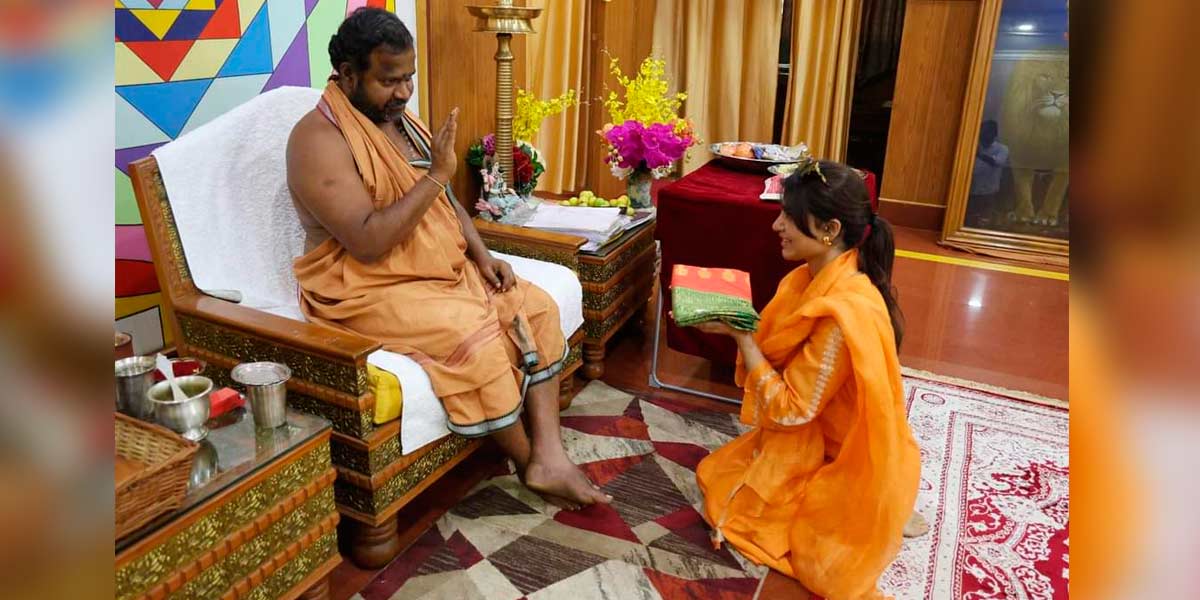 Actress Samantha Swamy Darshanam at Golden Temple