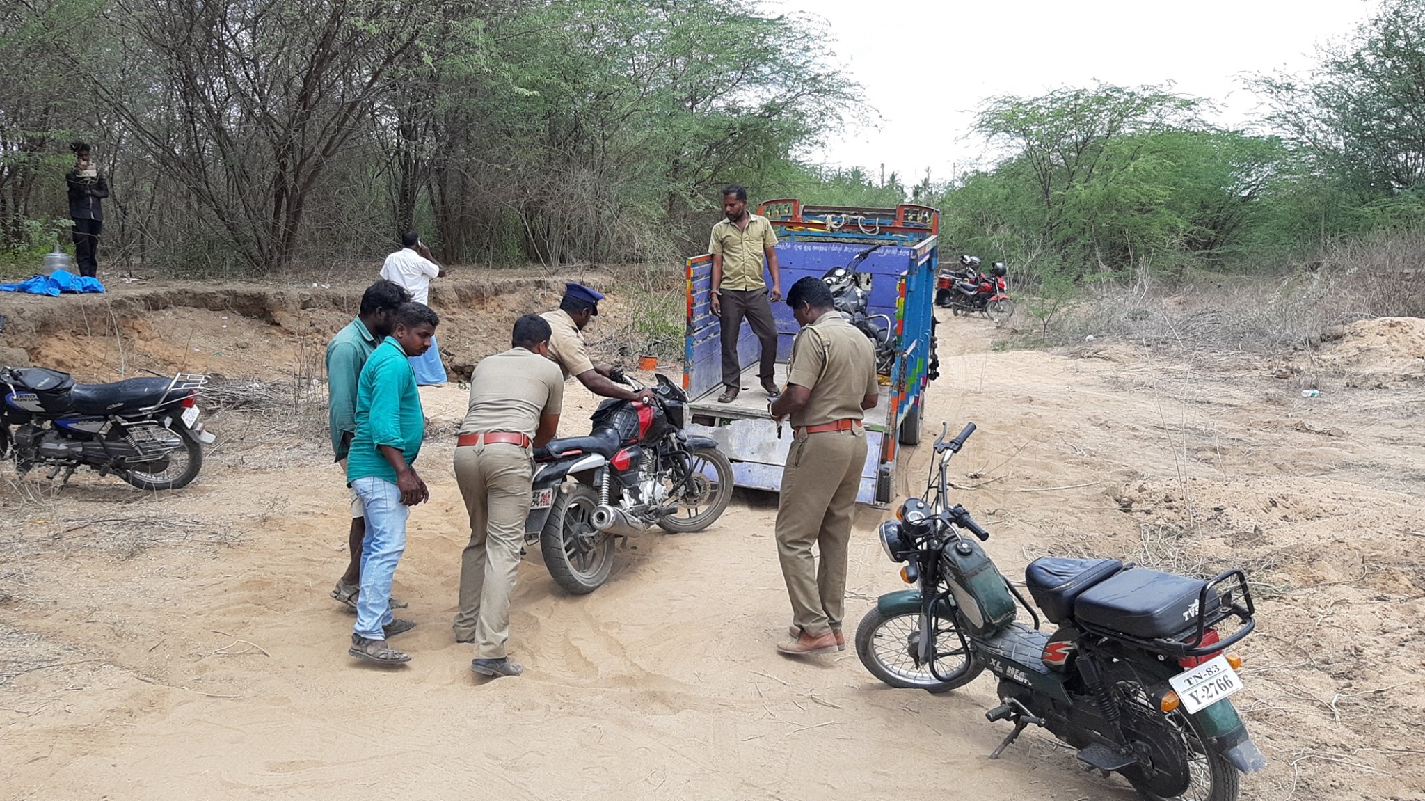 PALAR RIVER AT VELLORE SAND SMUGGLING ADMK SUPPORT AND POLICE DEAL