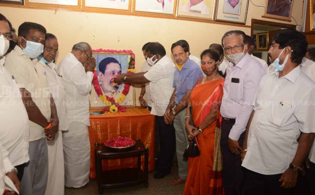 Congress pays floral tributes to Shivaji Ganesan photo